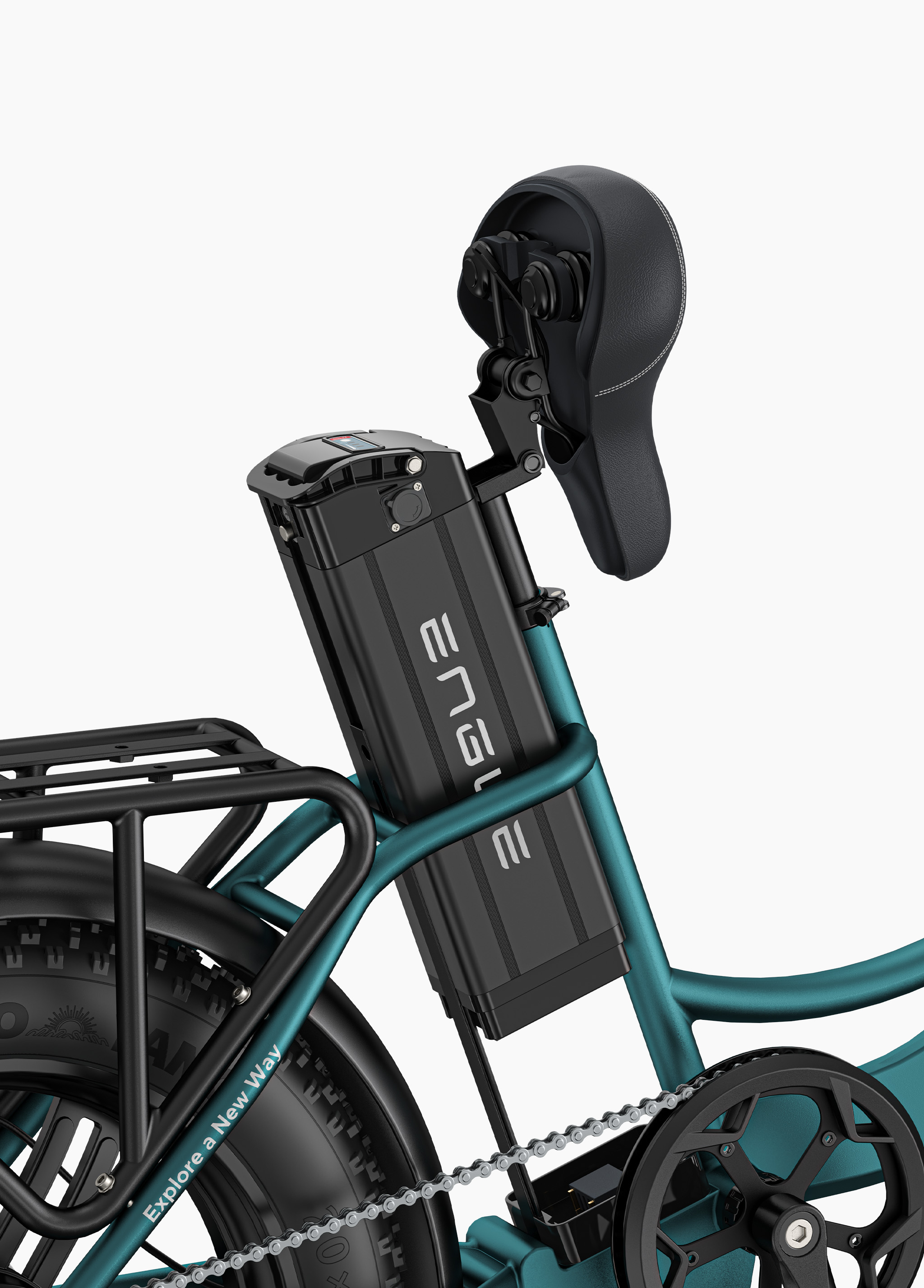 Primo piano di una e-bike color teal con batteria e sella nere.