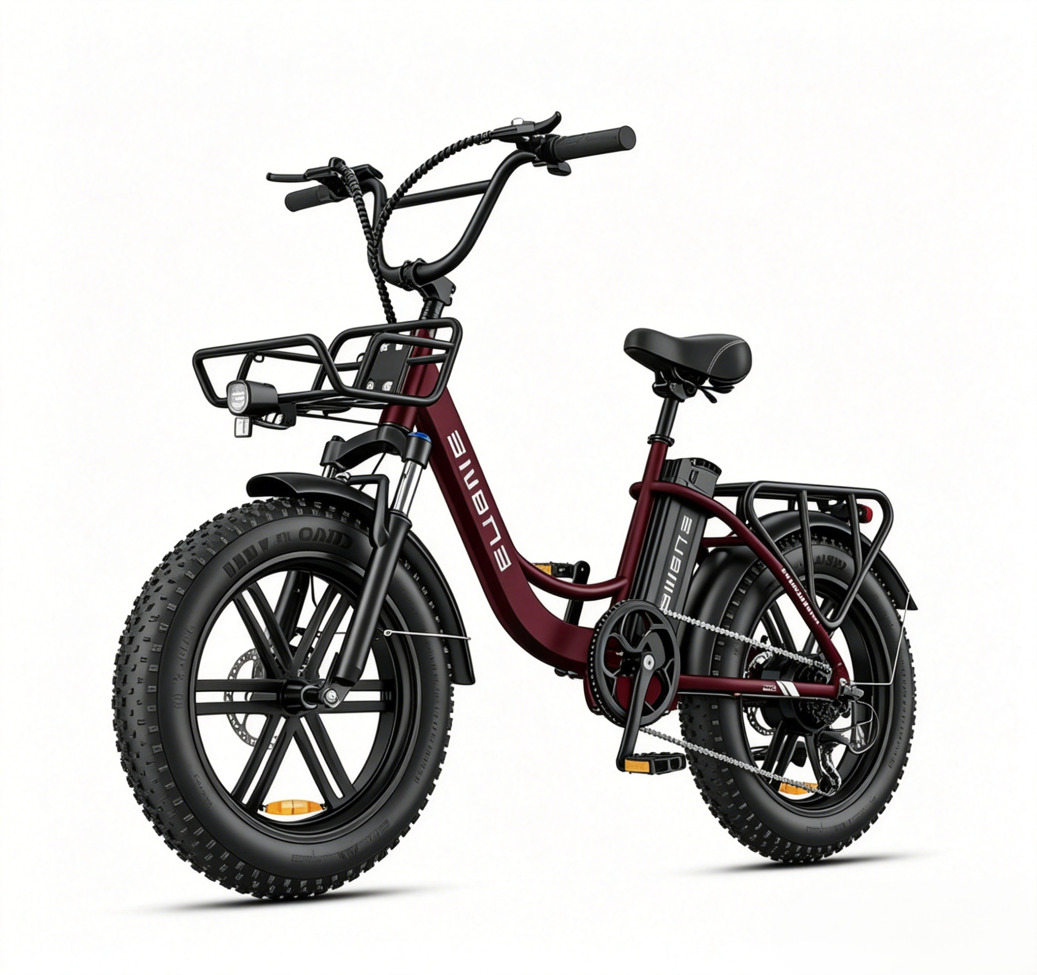 Una e-bike color vinaccia con pneumatici larghi e portapacchi anteriore/posteriore.