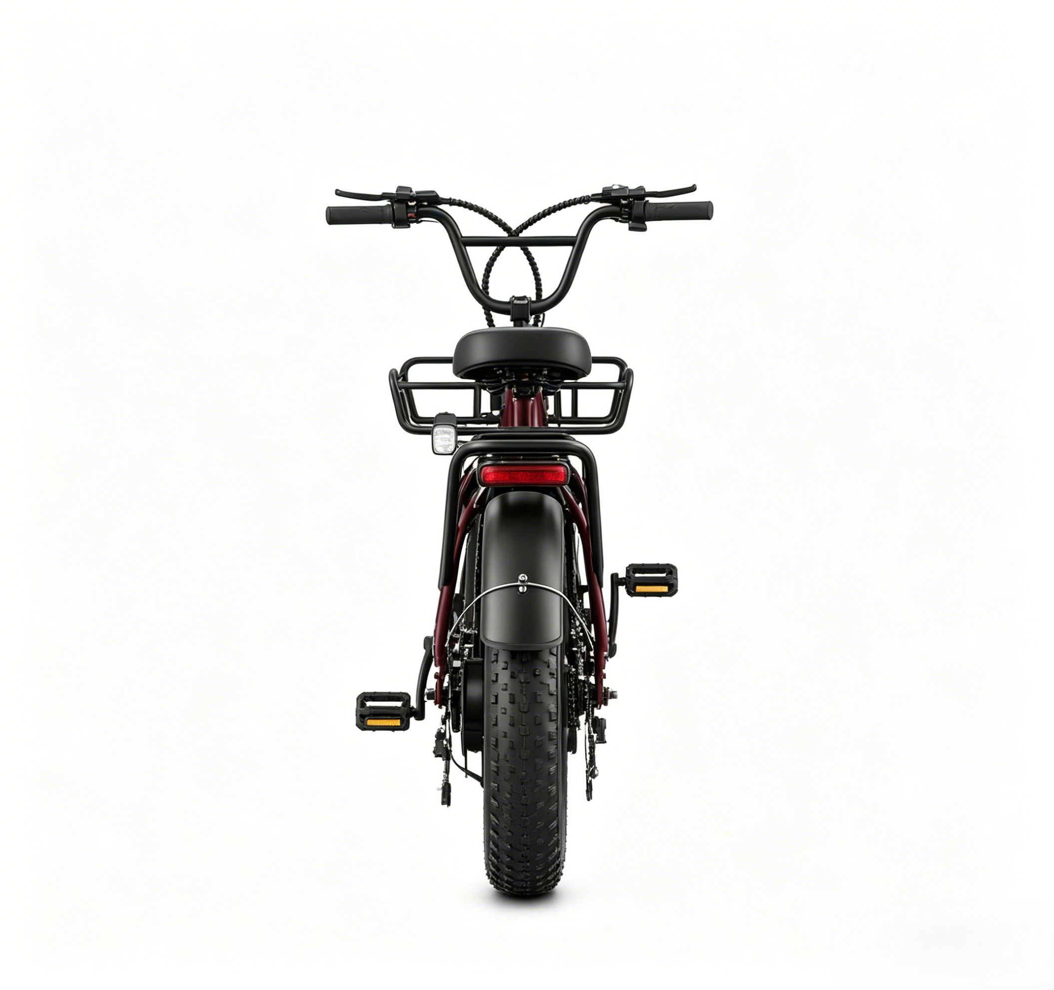 Vista posteriore di una e-bike rosso scuro con pneumatici larghi, portapacchi e fanale posteriore.