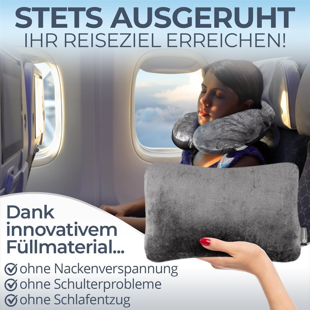 Eine Person schläft friedlich in einem Flugzeug mit einem Nackenkissen, während eine Hand ein rechteckiges Kissen im Vordergrund hält.