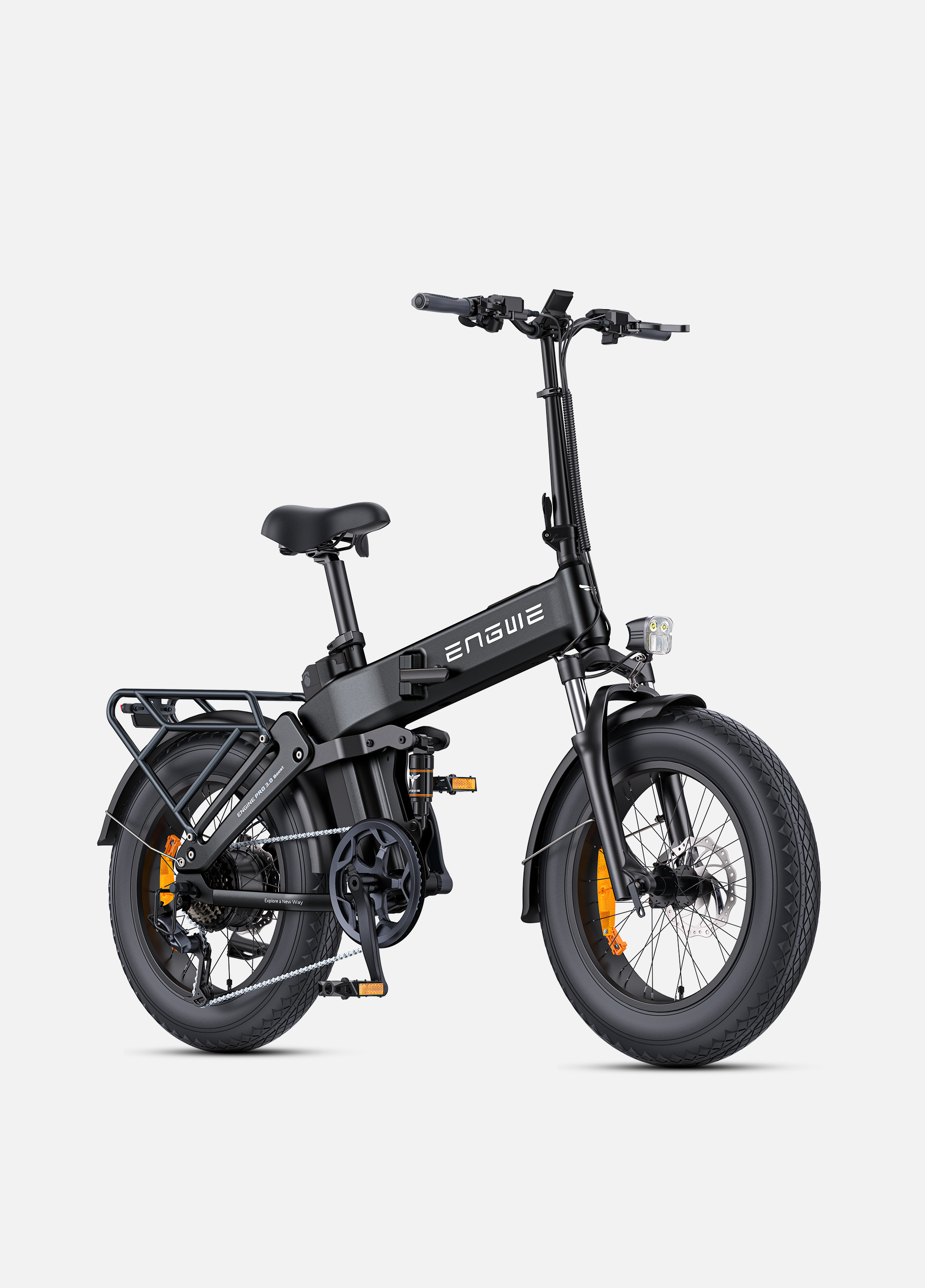 Una bicicletta elettrica pieghevole nera con pneumatici larghi, portapacchi e faro.