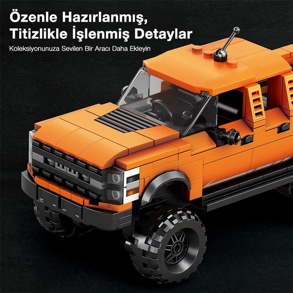 Siyah detaylı ve büyük tekerlekli turuncu Lego pickup.