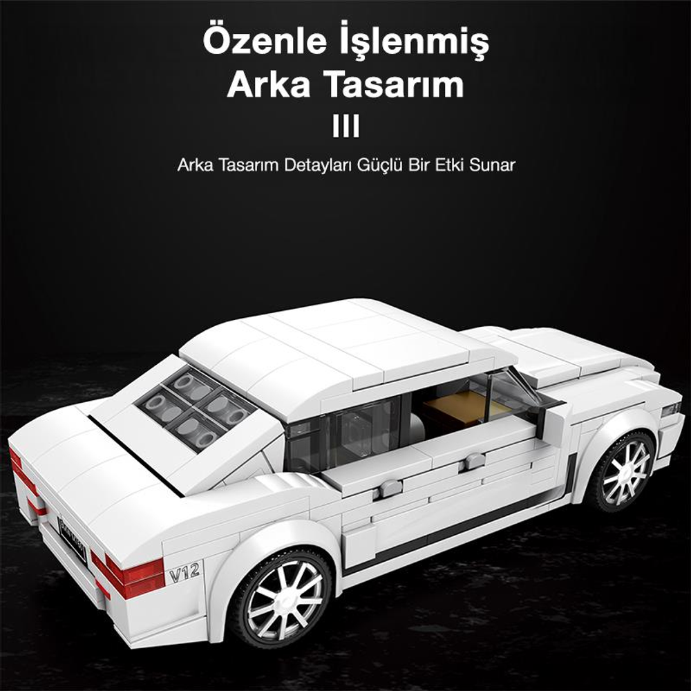 V12 amblemli ve detaylı arka tasarımlı beyaz Lego araba.