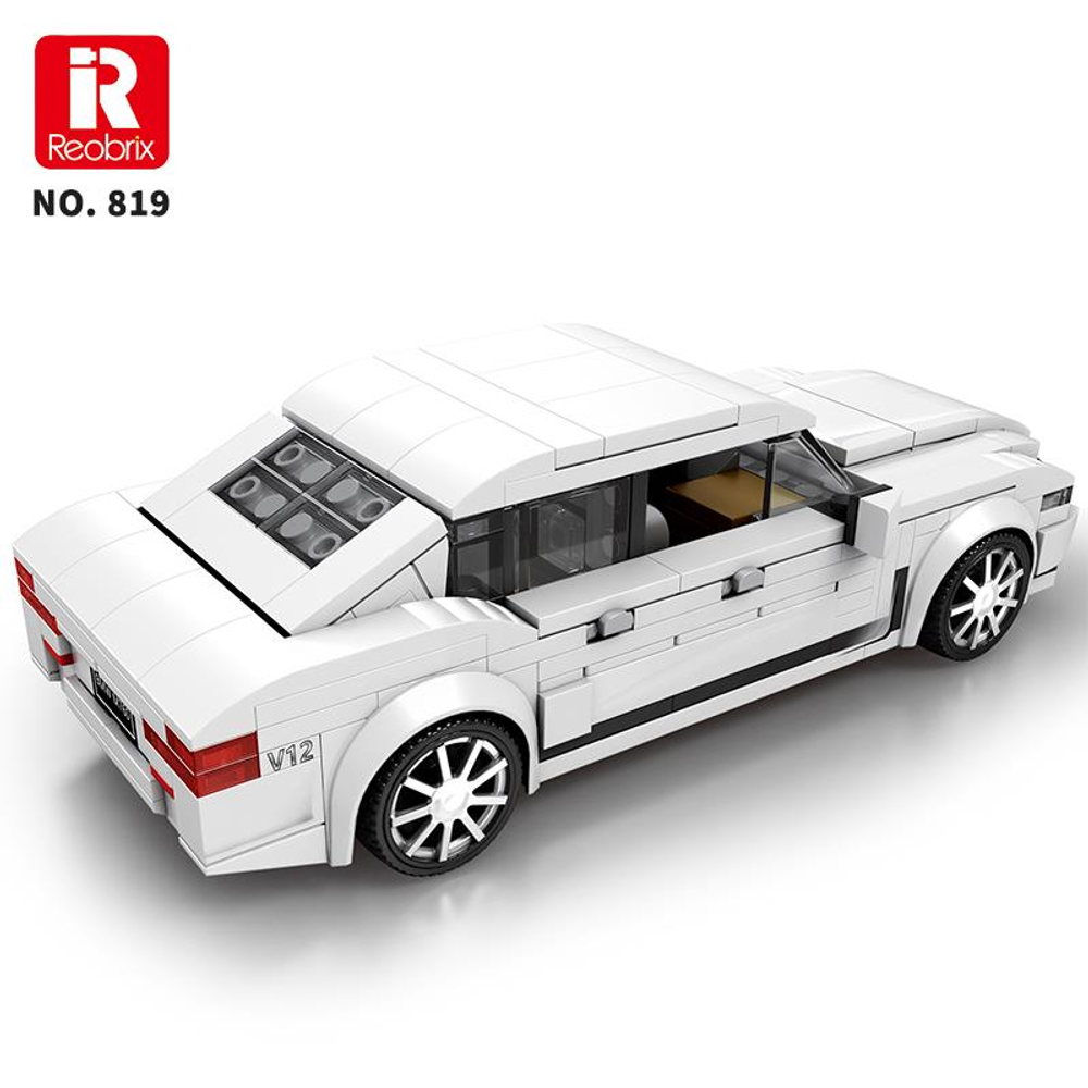 Siyah vurgulara, V12 amblemine ve kırmızı arka lambalara sahip beyaz Lego araba.