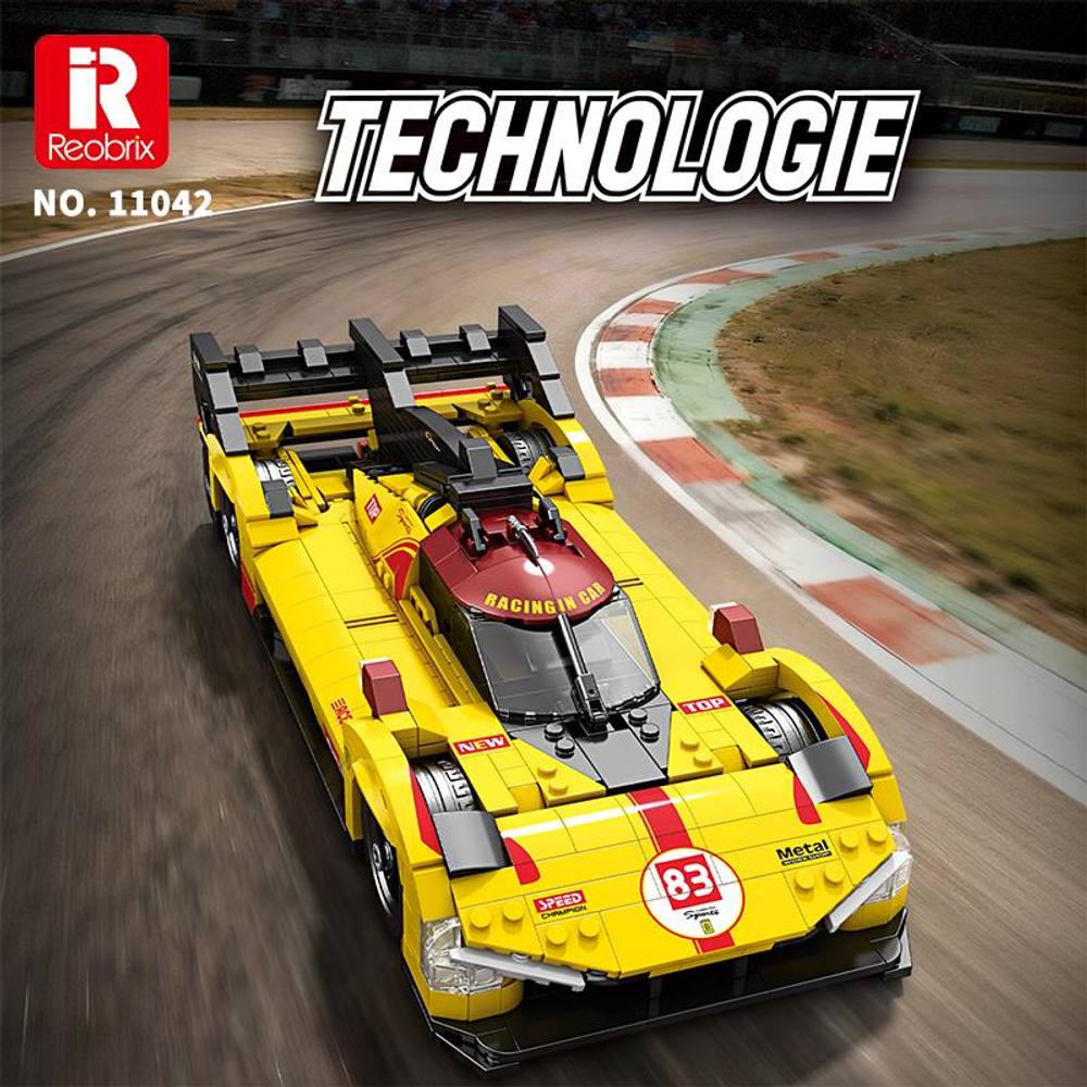 Yarış pistinde 83 numaralı sarı yarış arabası, "TECHNOLOGIE" yazısı ile.