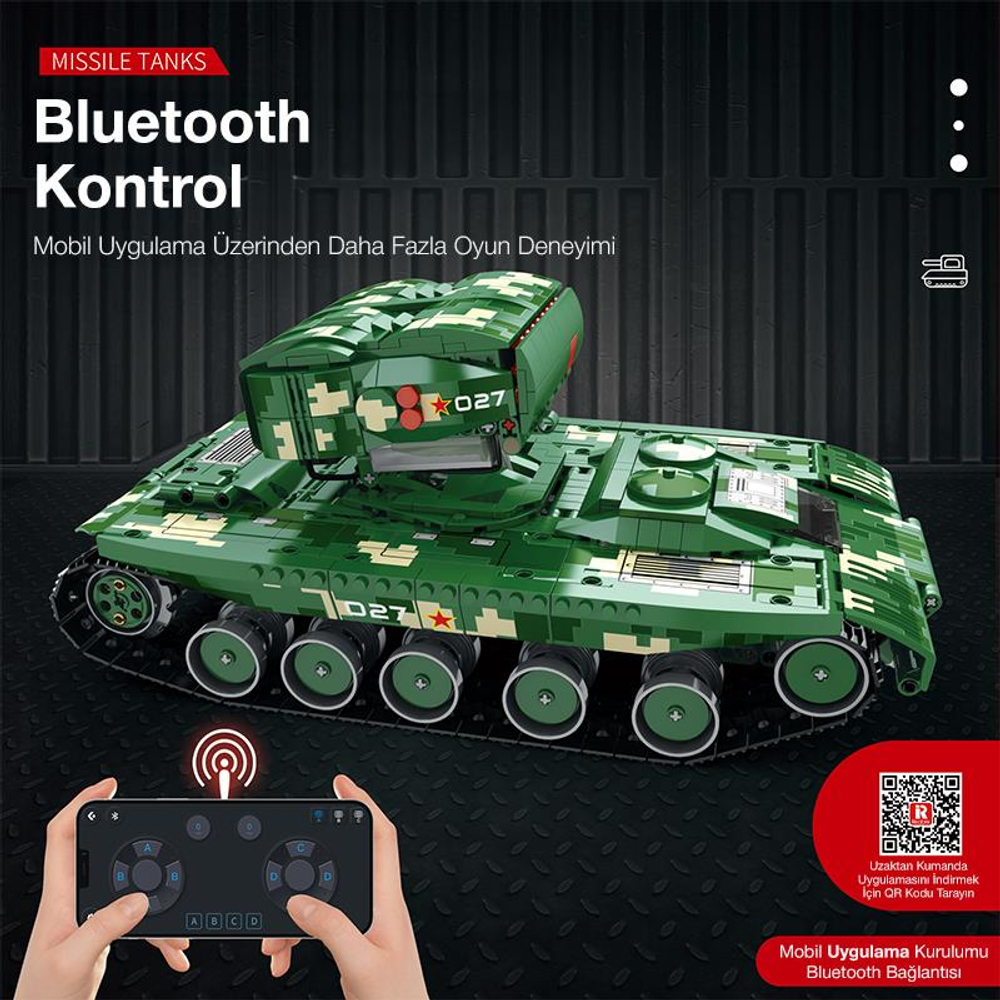 Kontrolcü ve QR kodlu yeşil uzaktan kumandalı oyuncak tank.