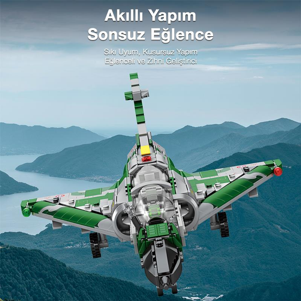 Yeşil ve gümüş model uçak dağların ve gölün üzerinde uçuyor.