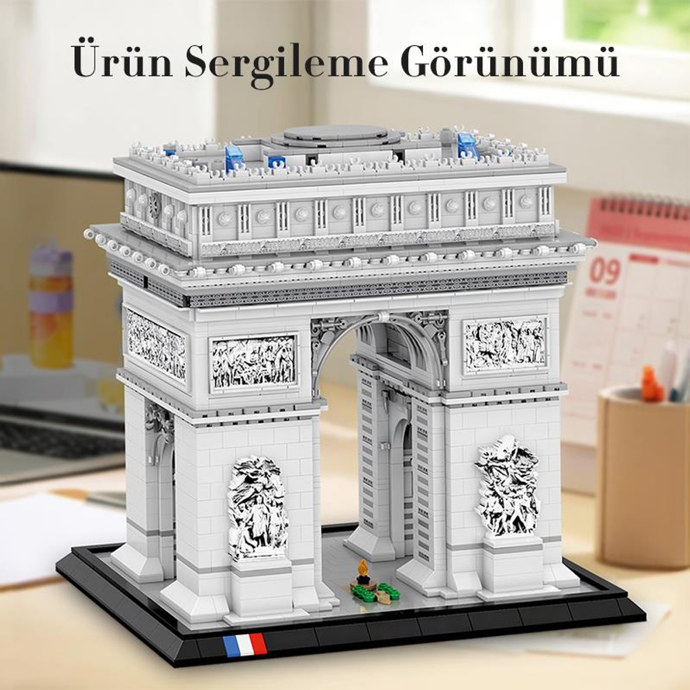 Heykel ve kabartmalarla detaylı bir Arc de Triomphe Lego modeli.