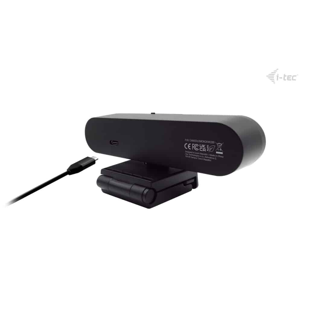 Webcam nera con cavo USB-C collegato, su supporto nero regolabile.