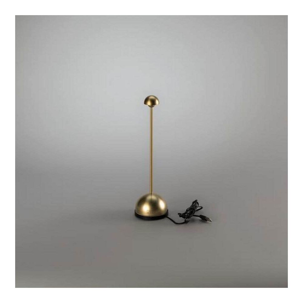 Eine goldene Schreibtischlampe mit rundem Sockel und kugelförmigem Lampenschirm.