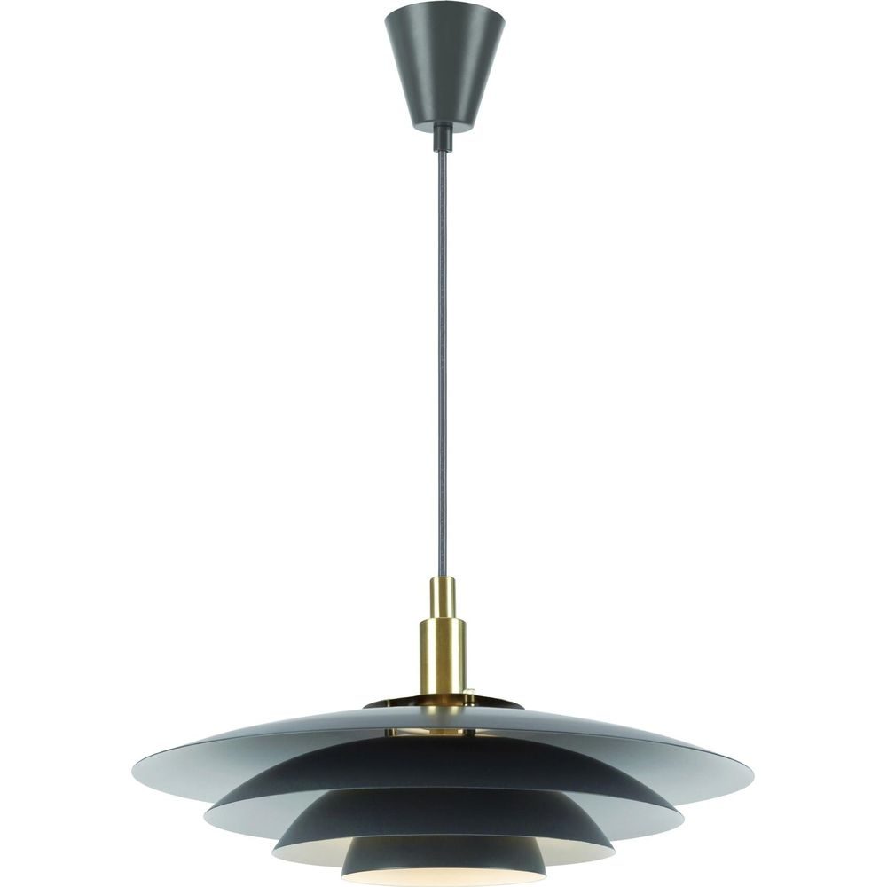 Une lampe suspendue grise moderne avec des accents de laiton pend à un cordon.
