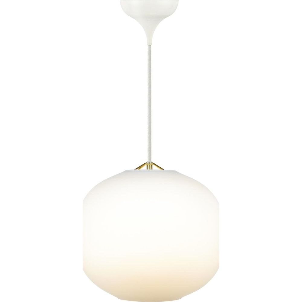 Une suspension blanche avec abat-jour rond en verre opale et accents en laiton.