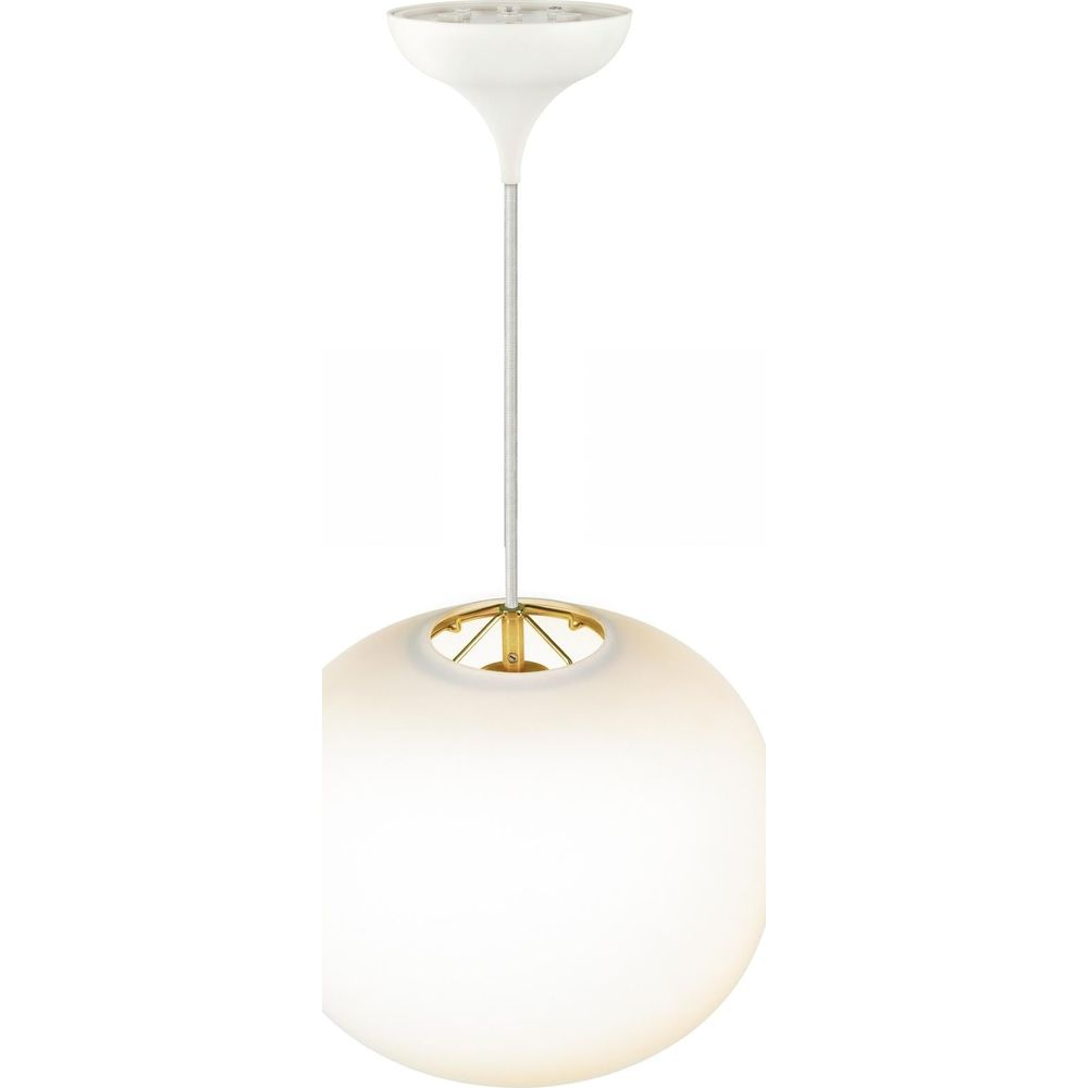 Plafonnier blanc avec abat-jour sphérique et accents dorés.