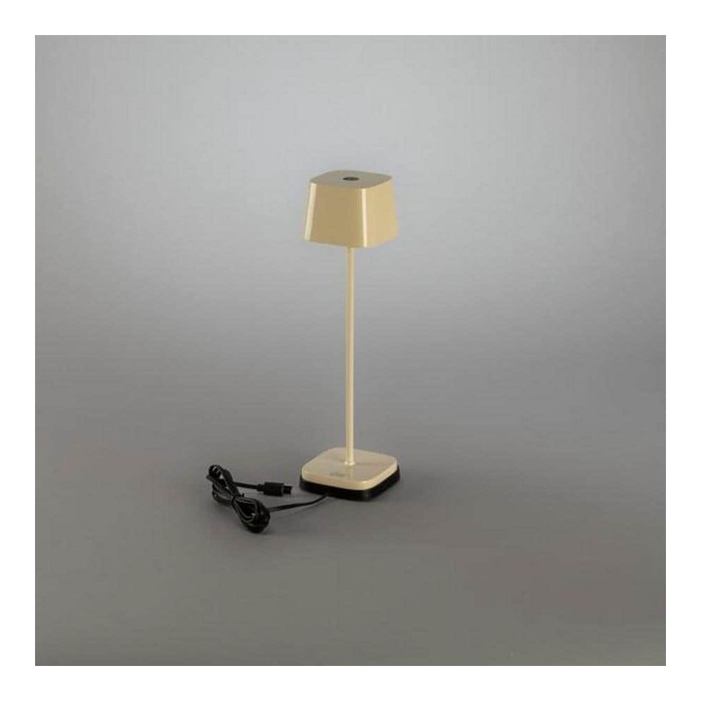 Eine cremefarbene Tischlampe mit rechteckigem Schirm steht auf einem grauen Hintergrund.