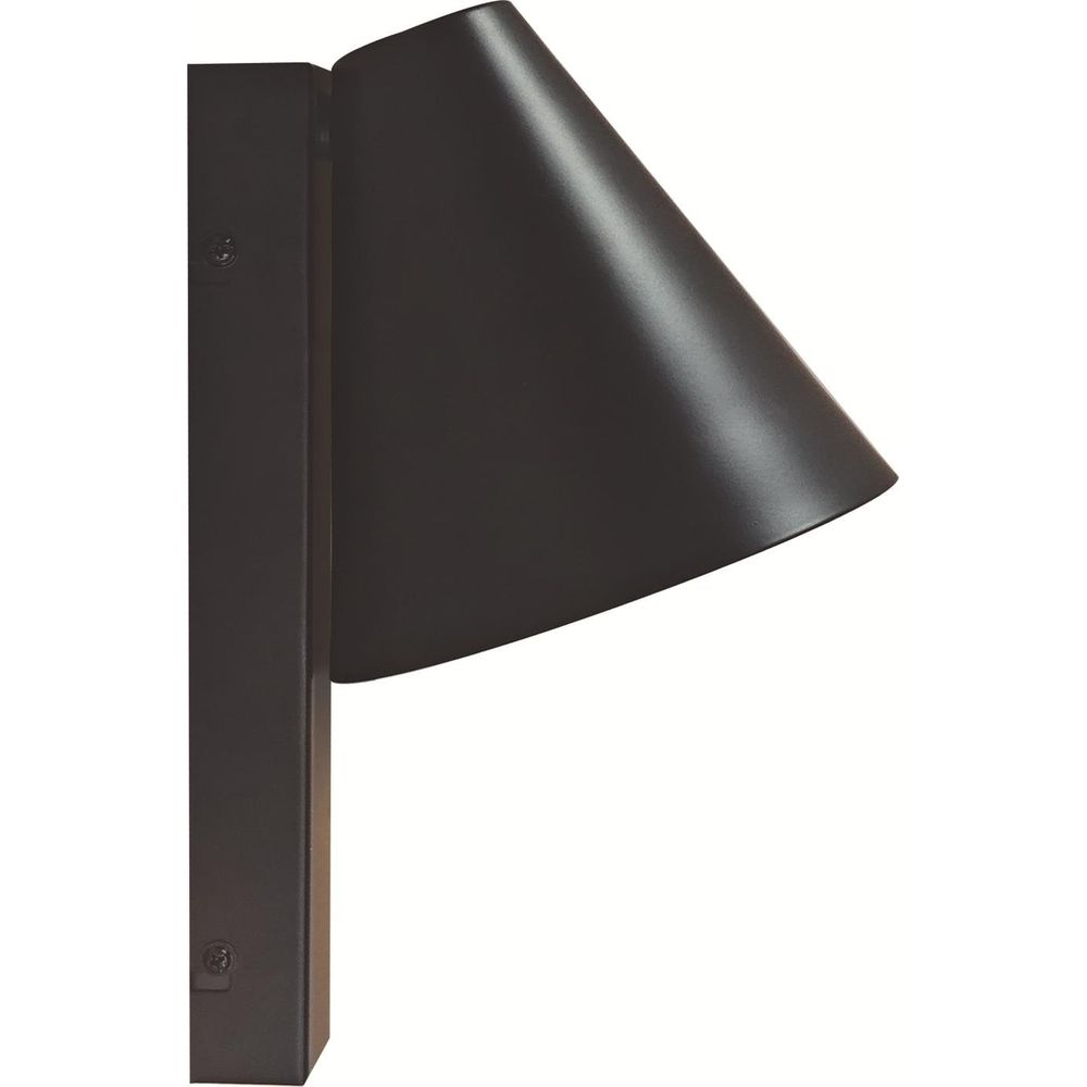 Eine schwarze moderne Wandleuchte mit konischem Schirm ist auf einem quadratischen Sockel montiert.