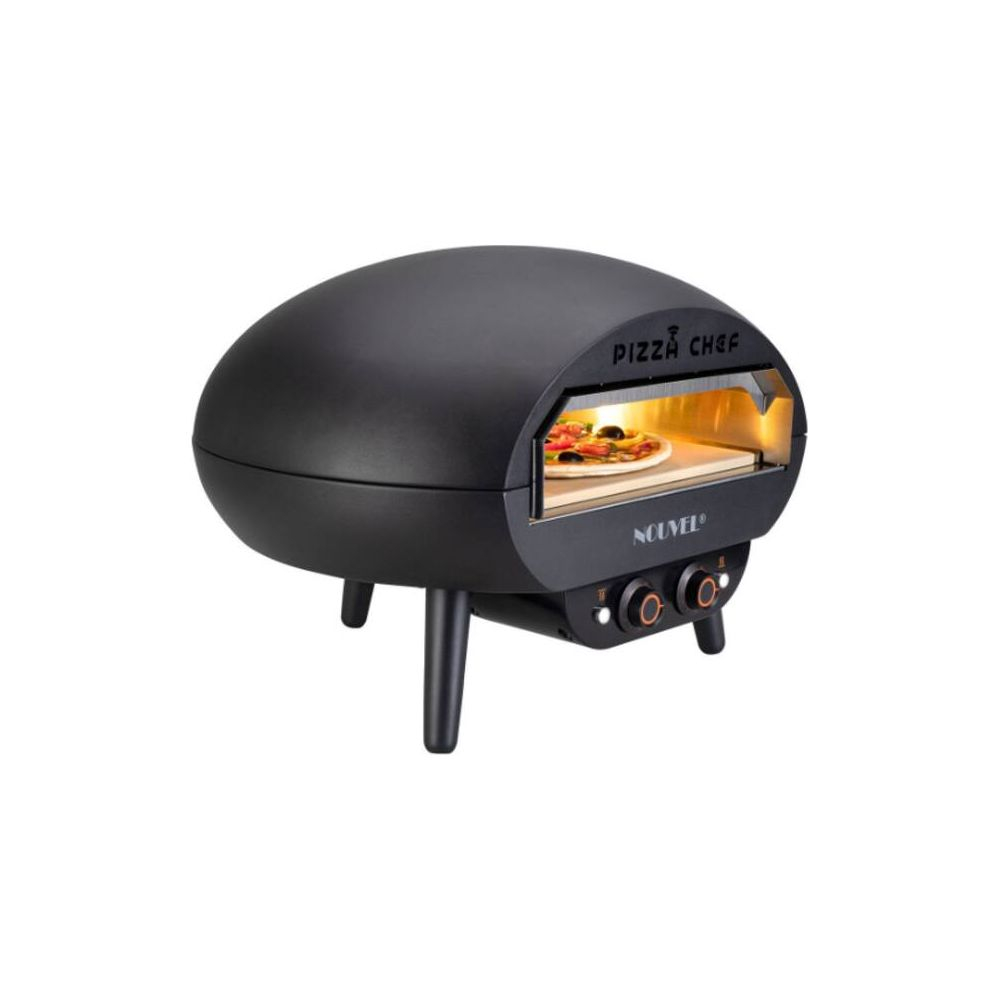 Un four à pizza noir avec une pizza à l'intérieur, sur fond blanc.