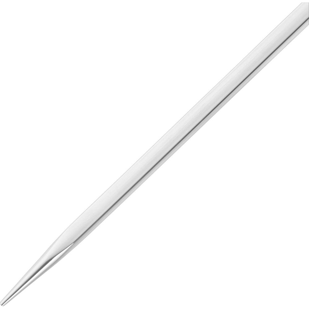 Eine silberne Stricknadel mit spitzer Spitze auf weißem Hintergrund.