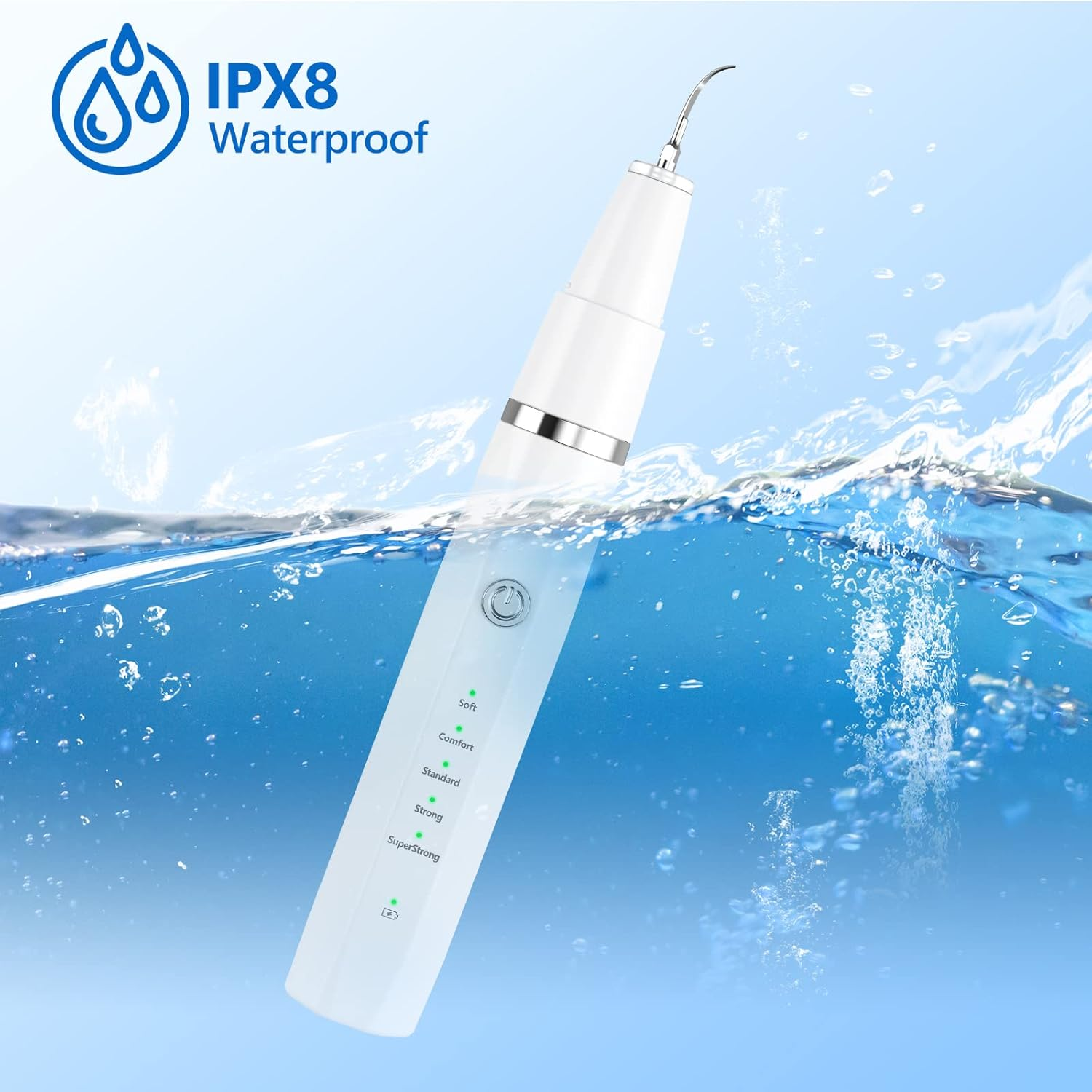 Ein weißes Mundhygiene-Gerät mit IPX8-Wasserdichtigkeit ragt aus dem Wasser.