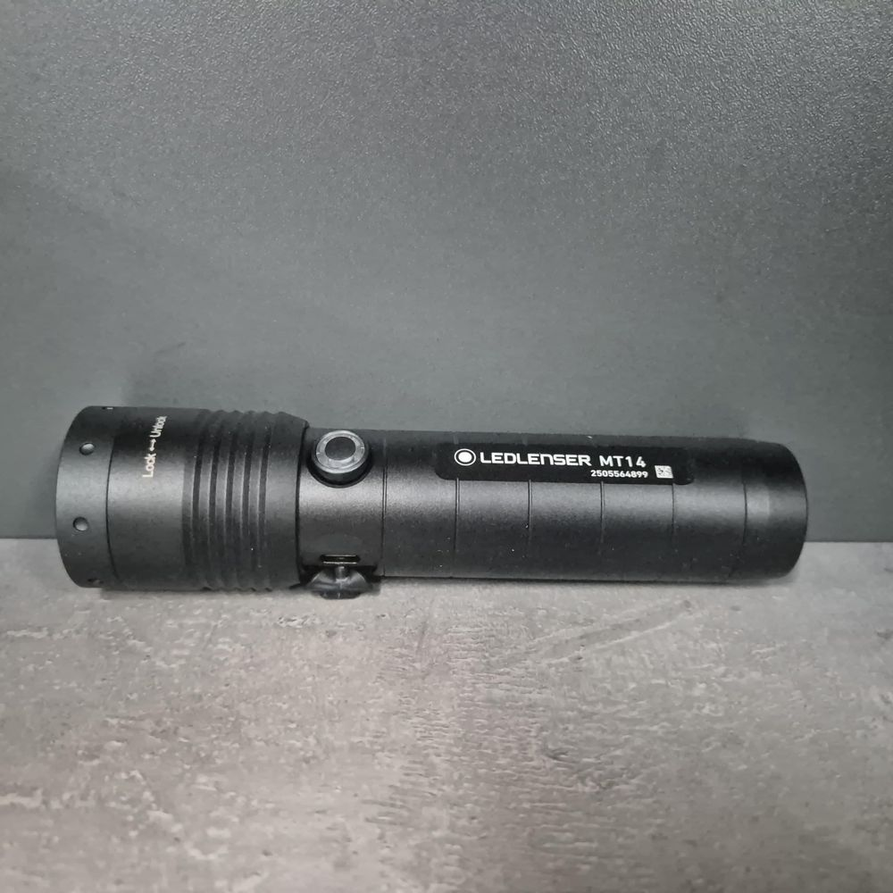 Lampe de poche LED noire avec marquage "Lock/Unlock" et étiquette "LEDLENSER MT14".