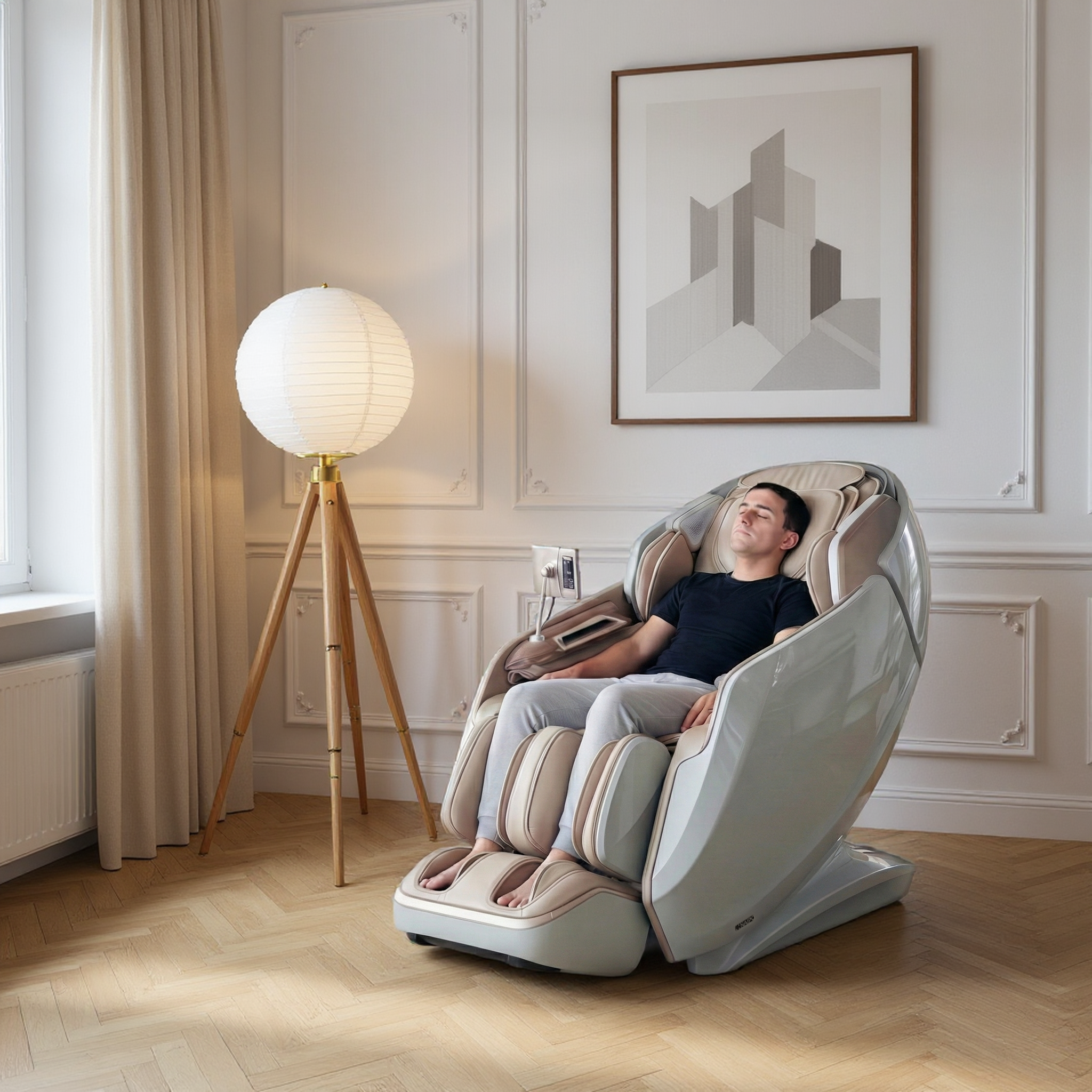 Mann entspannt in einem Massagestuhl, neben einem Lampenstativ und einem Bild.