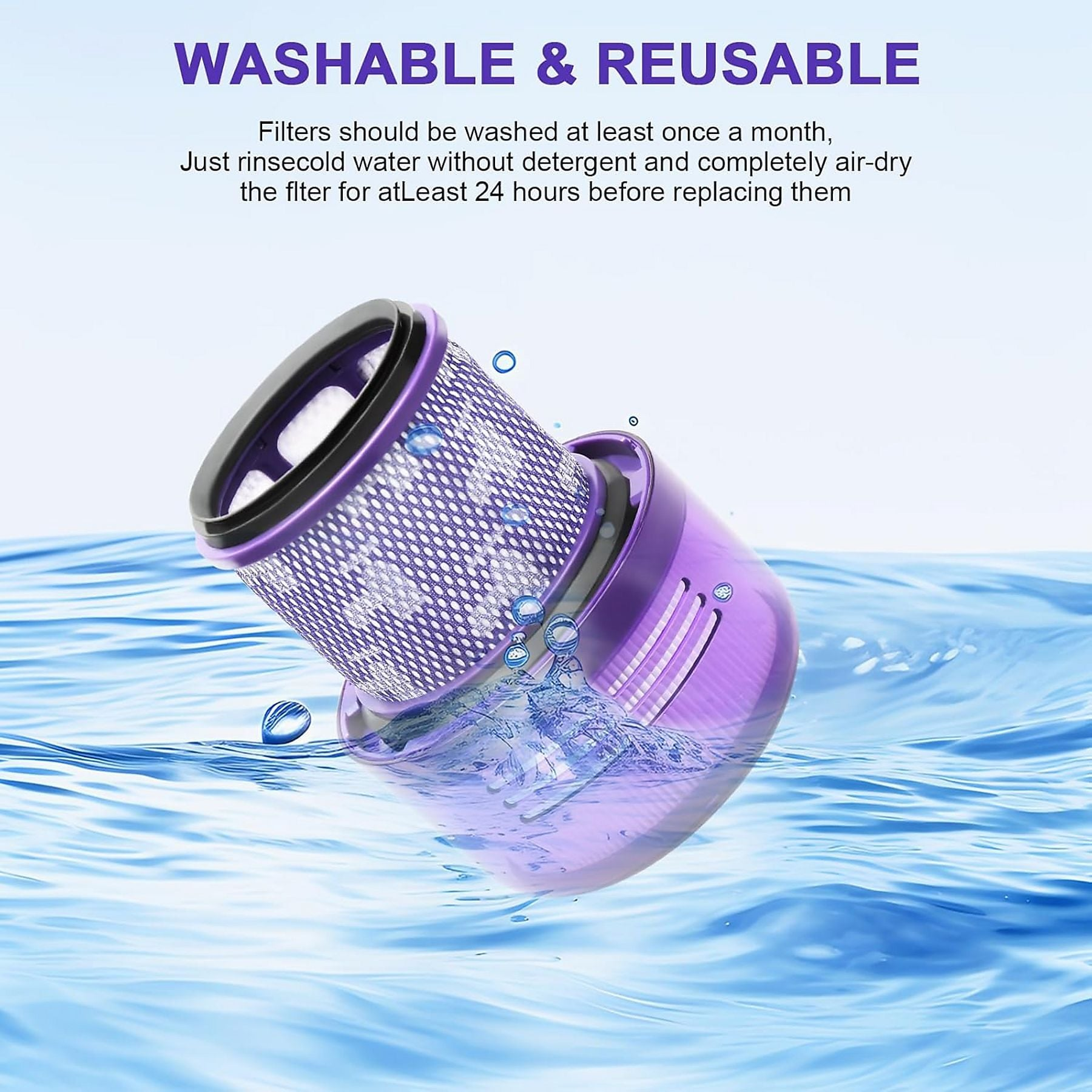 Ein violetter Staubsaugerfilter taucht in blaues Wasser ein.