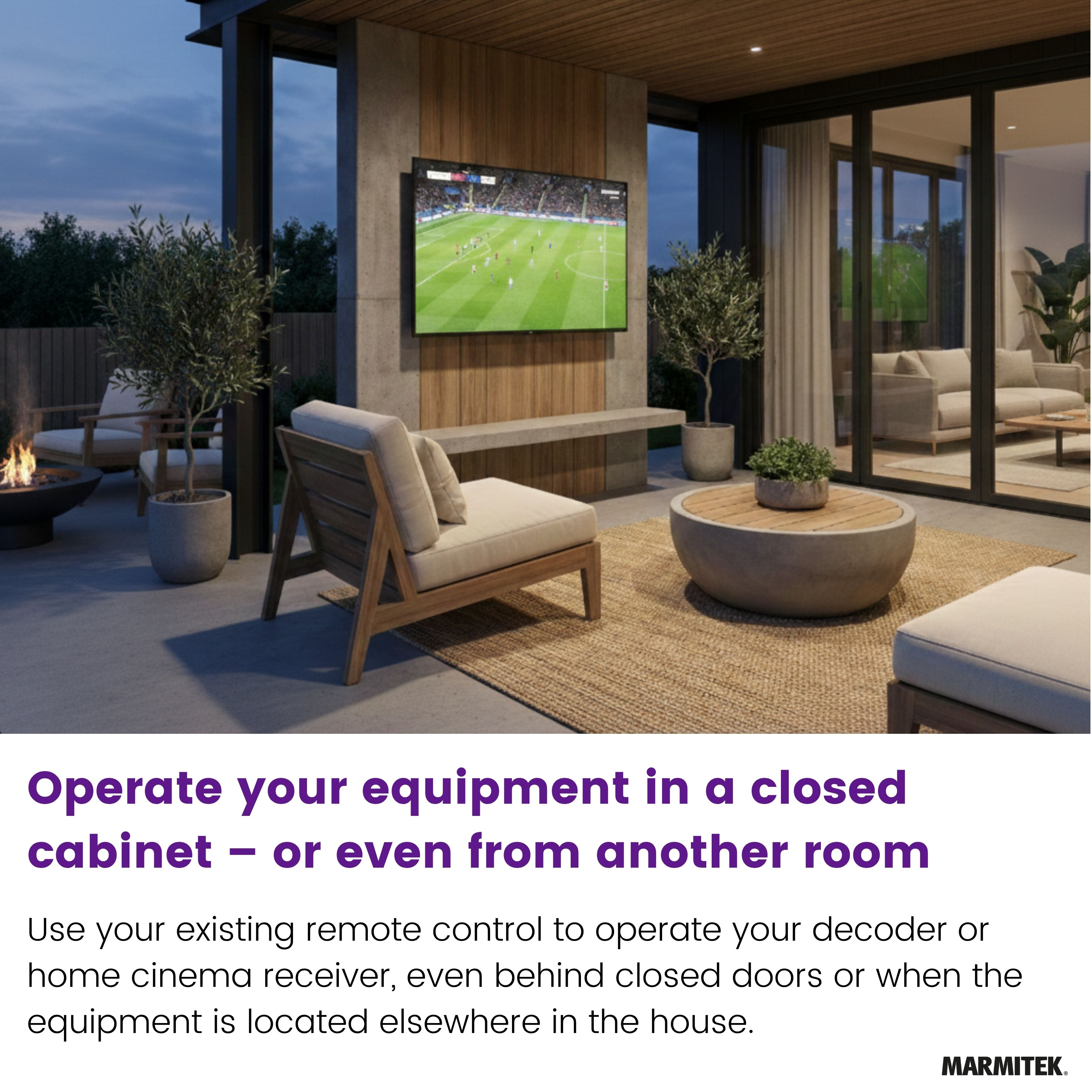 Moderne patio buiten met tv, zitplaatsen en vuurplaats bij schemering.