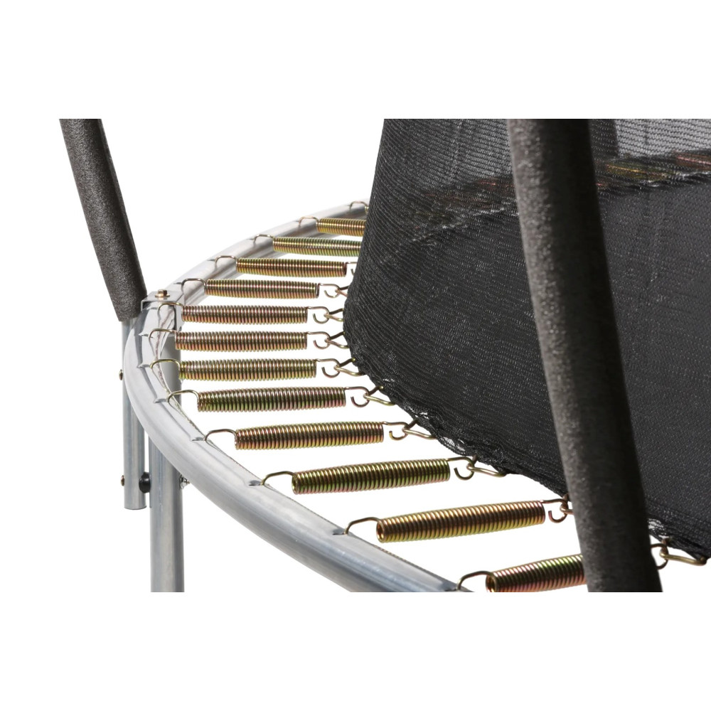 Zbliżenie sprężyn trampoliny z czarną siatką i metalową ramą.