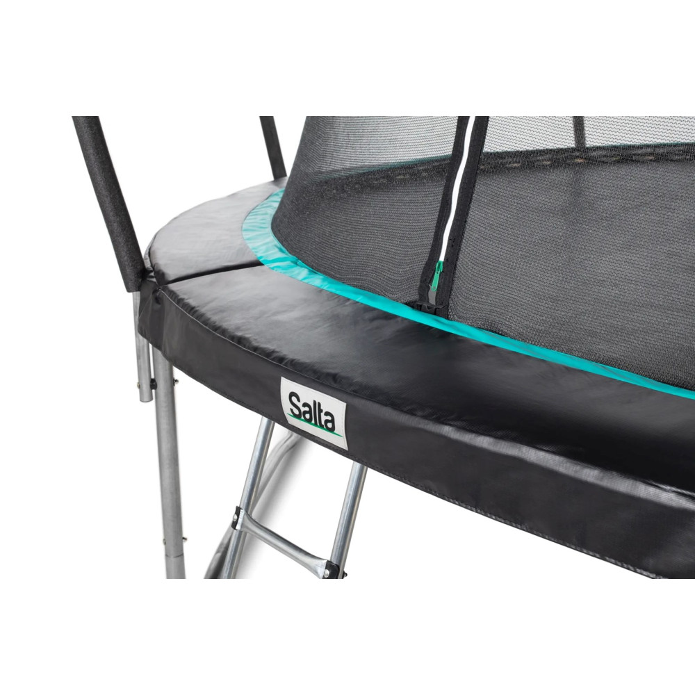 Zbliżenie trampoliny z czarną wyściółką, siatką zabezpieczającą i srebrną drabiną.