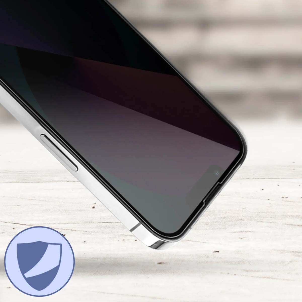 Een smartphone met zilveren frame rust op een houten tafel. Een schildpictogram linksonder.