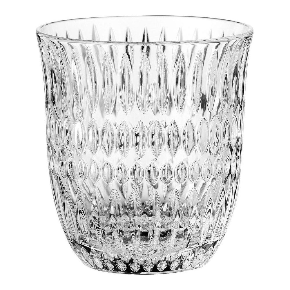 Ein durchsichtiger Glasbecher mit vertikalen, rautenförmigen Prägungen.