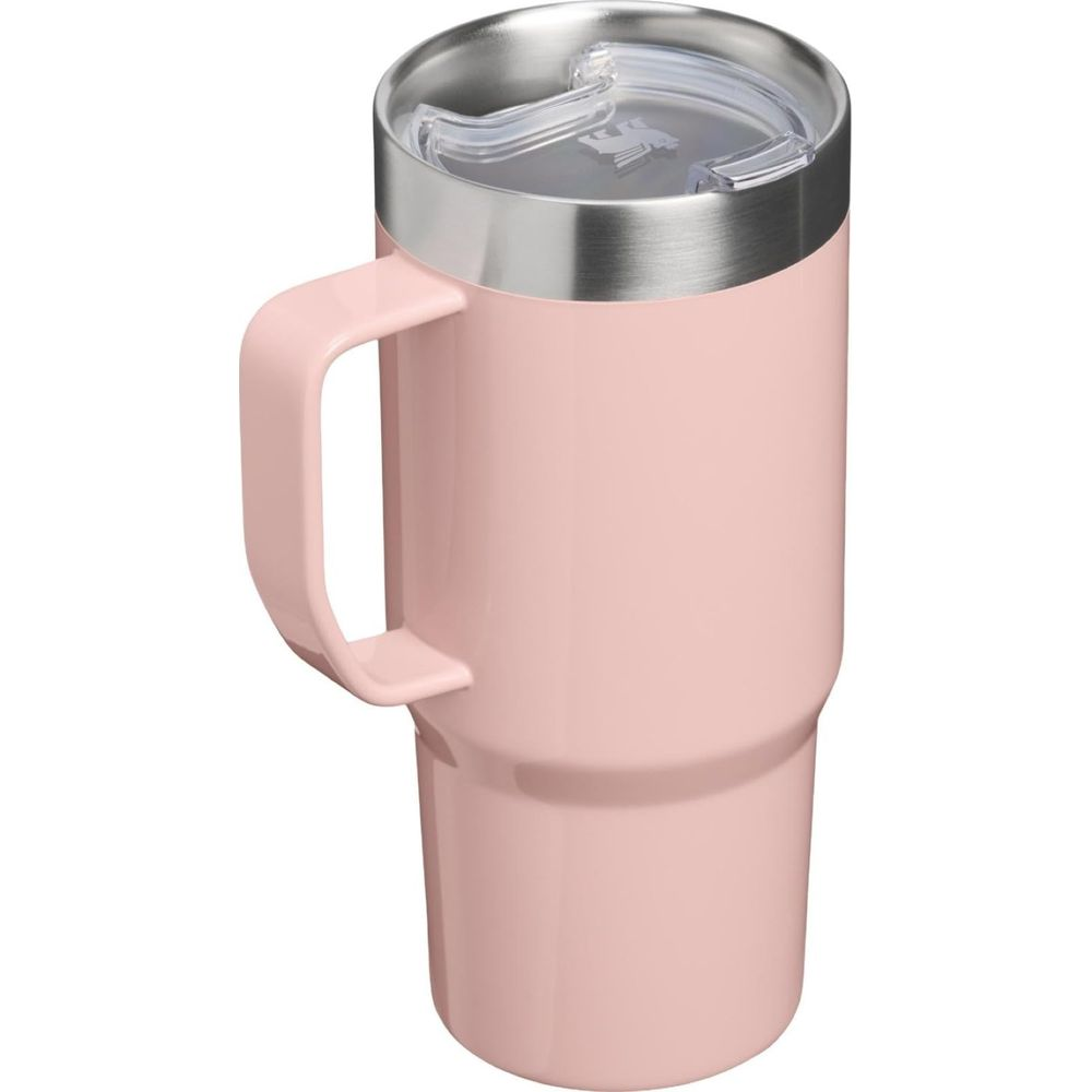 Un vaso rosa con asa y tapa transparente.
