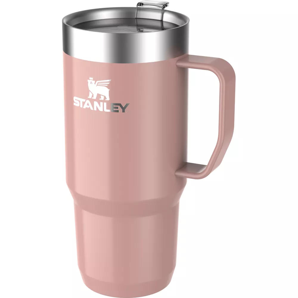 Un vaso Stanley rosa con asa, tapa y borde plateados, sobre fondo blanco.