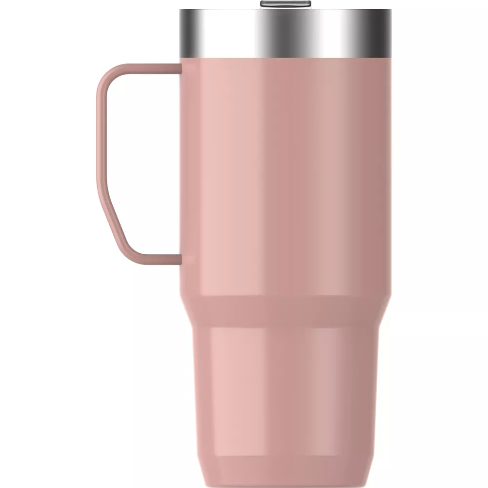 Un vaso rosa con tapa y asa plateadas sobre fondo blanco.