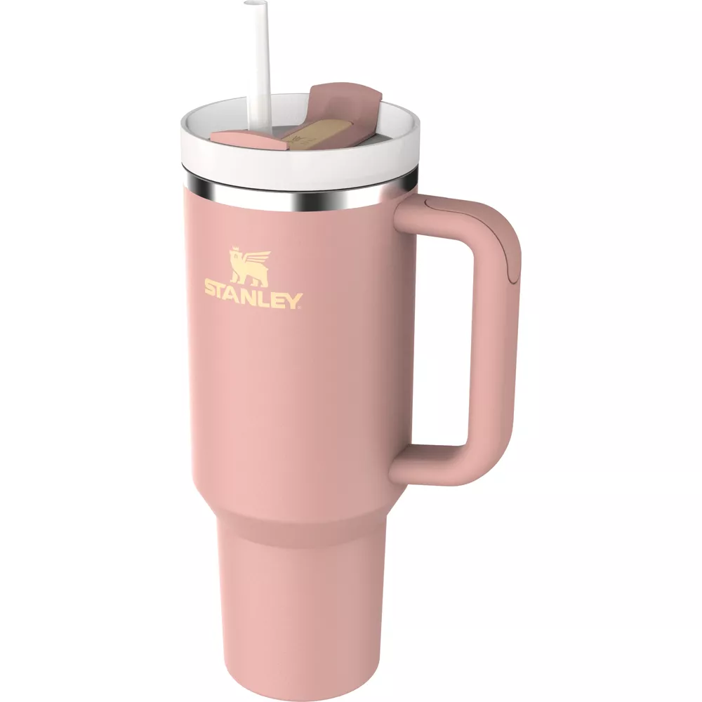 Ein pinker Stanley-Becher mit Henkel und weißem Strohhalm. Das Logo ist sichtbar.