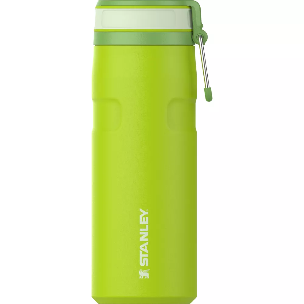 Eine leuchtend grüne Stanley-Flasche mit weißem und hellgrünem Deckel und einem silbernen Riemen.