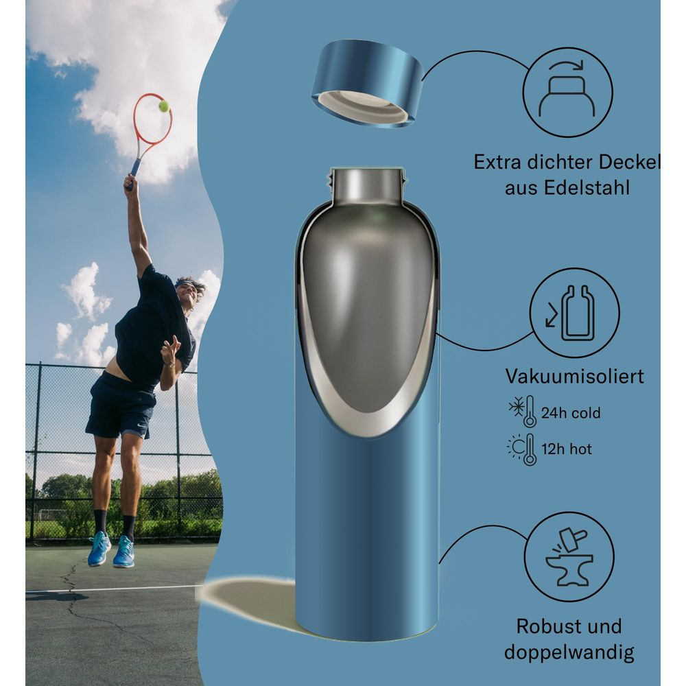 Tennisspieler schlägt Ball. Blaue Thermoskanne mit Edelstahl-Deckel.