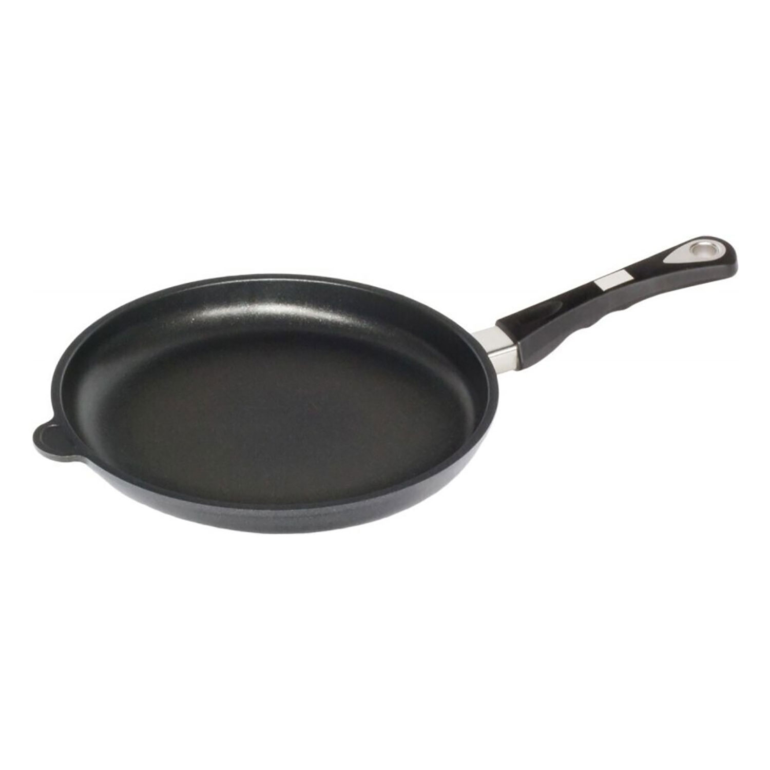 Une poêle noire avec un manche noir sur fond blanc.