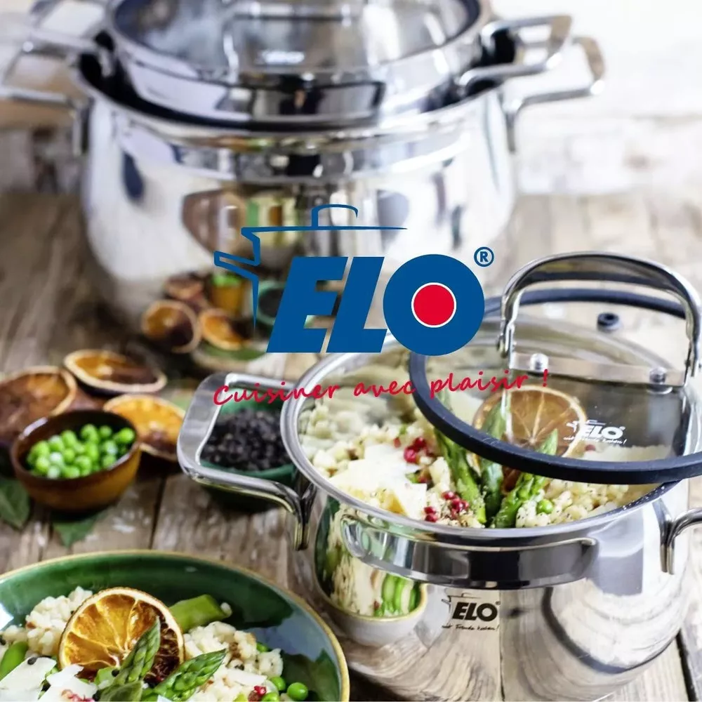 Casseroles en inox avec riz, pois et asperges sur une table en bois.