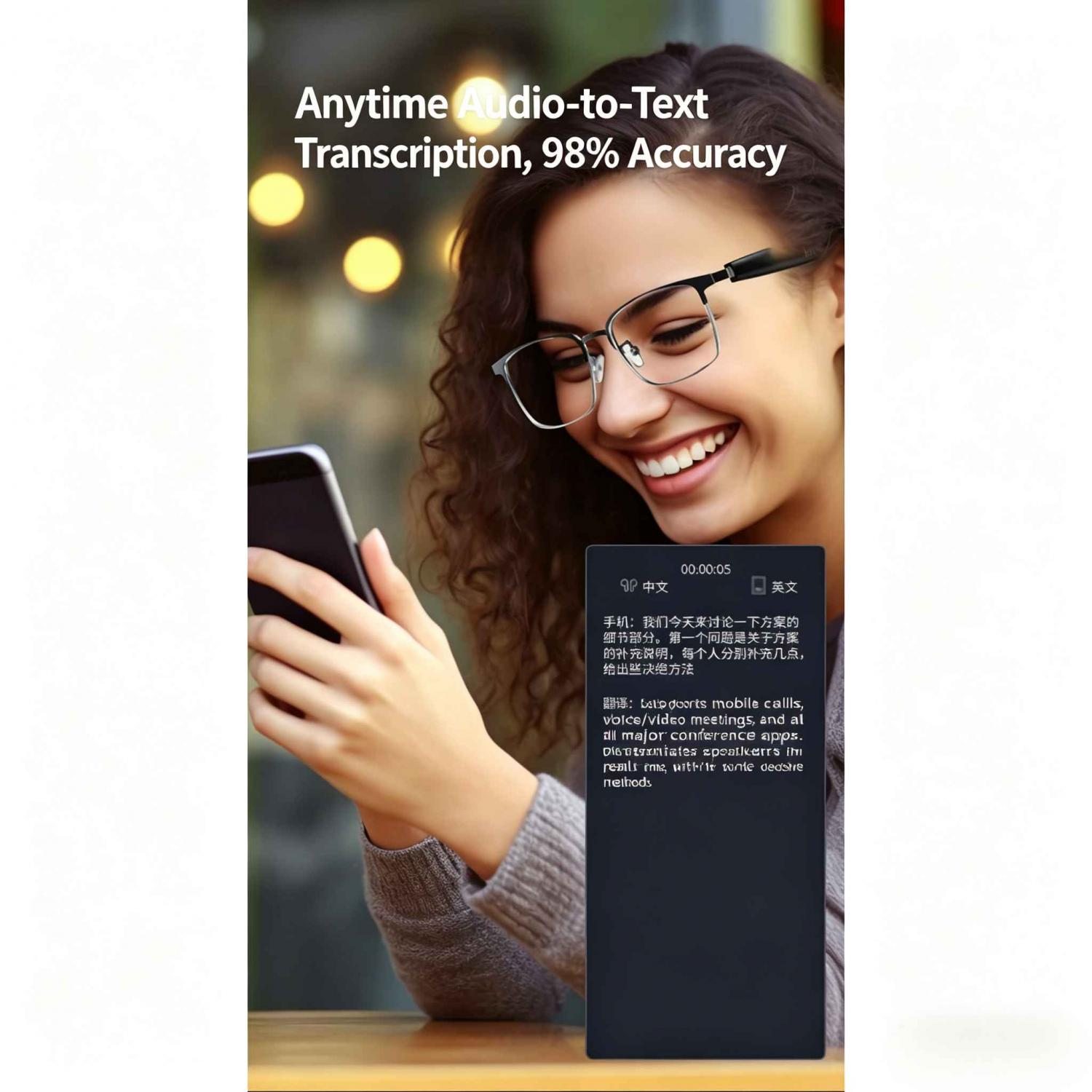 Eine Frau mit Brille hält ein Smartphone, auf dem Text angezeigt wird.