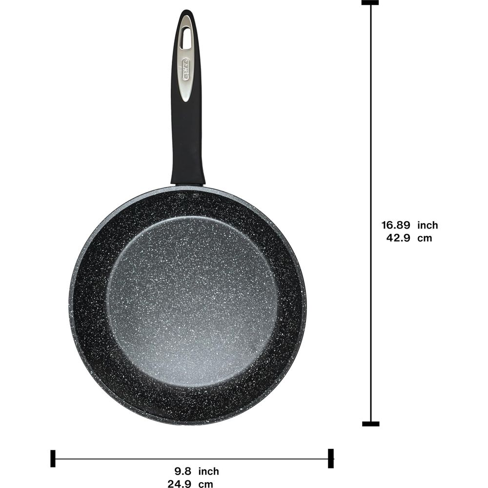 Poêle grise avec manche noir, 24,9 cm de large et 42,9 cm de long.