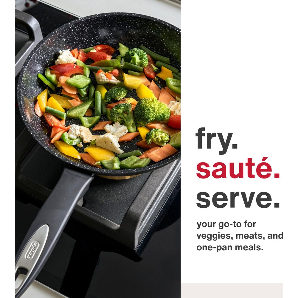 Des légumes colorés comme du brocoli, des carottes, des poivrons et des haricots verts sont sautés.