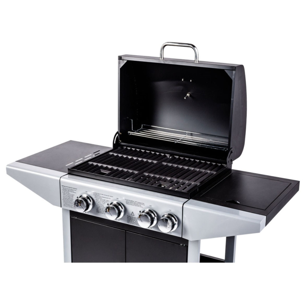 Otwarty grill gazowy z srebrnym korpusem, czarną pokrywą i czterema pokrętłami sterującymi.