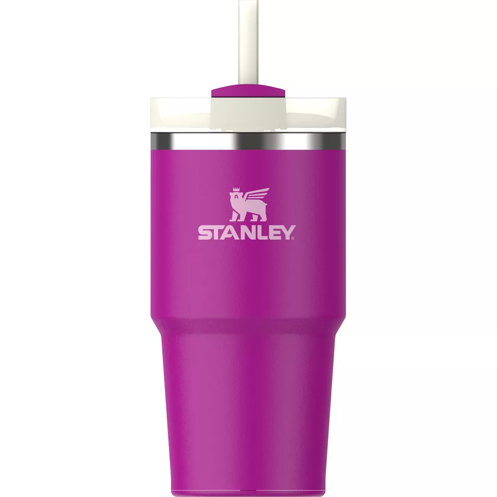 Pipetli ve beyaz kapaklı pembe Stanley bardak. Stanley logosu bulunur.