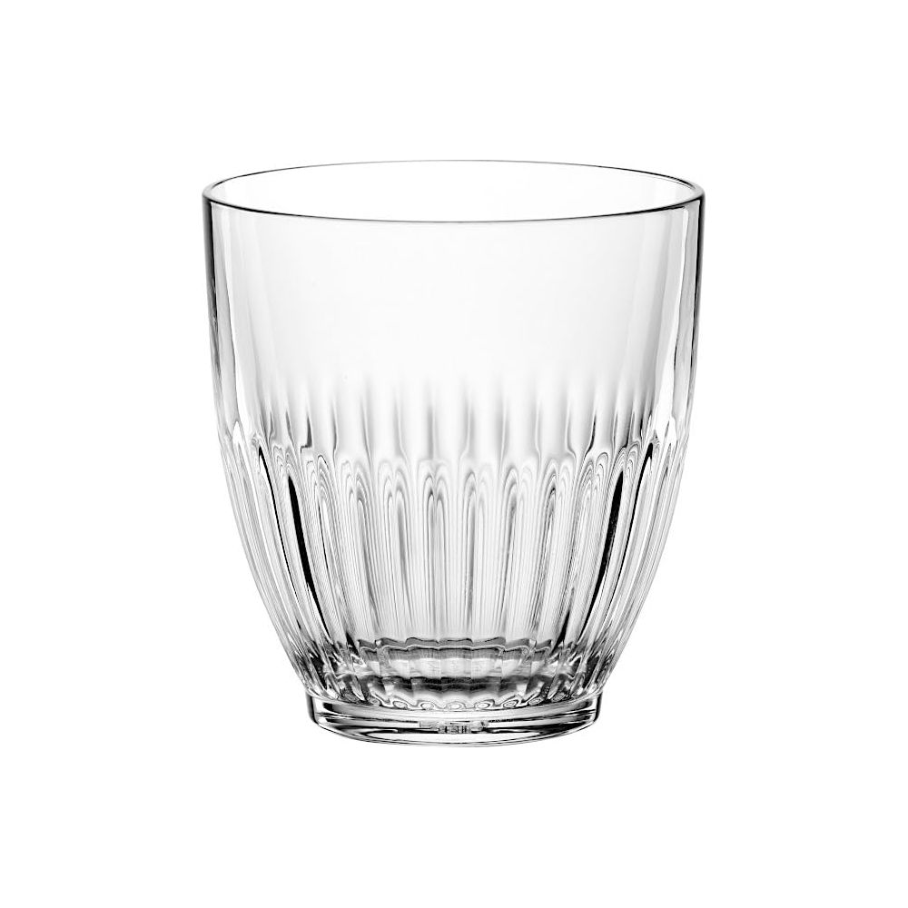 Ein durchsichtiges Glas mit vertikalen Rillen, weißer Hintergrund.