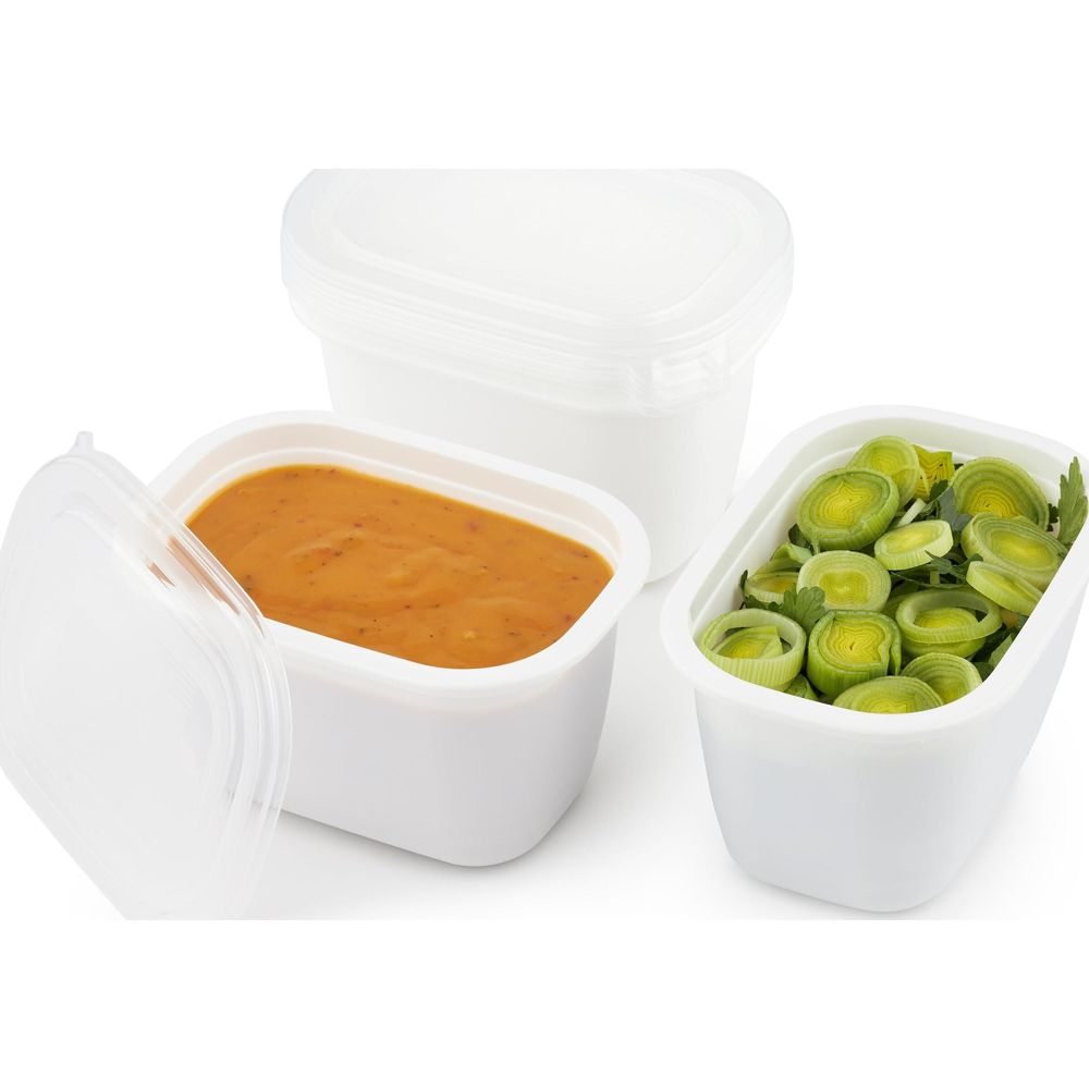 Tre contenitori bianchi con coperchi, pieni di salsa e porri.