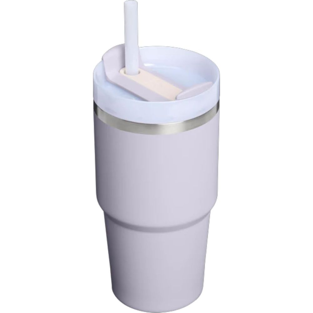 Beyaz pipetli, gümüş bantlı, leylak rengi bir bardak.