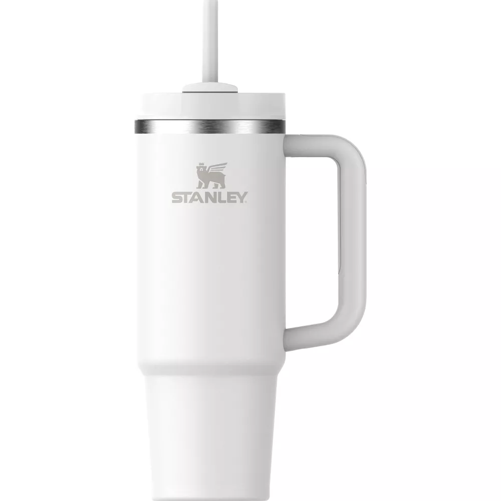 Ein weißer Stanley-Becher mit Griff und Strohhalm.
