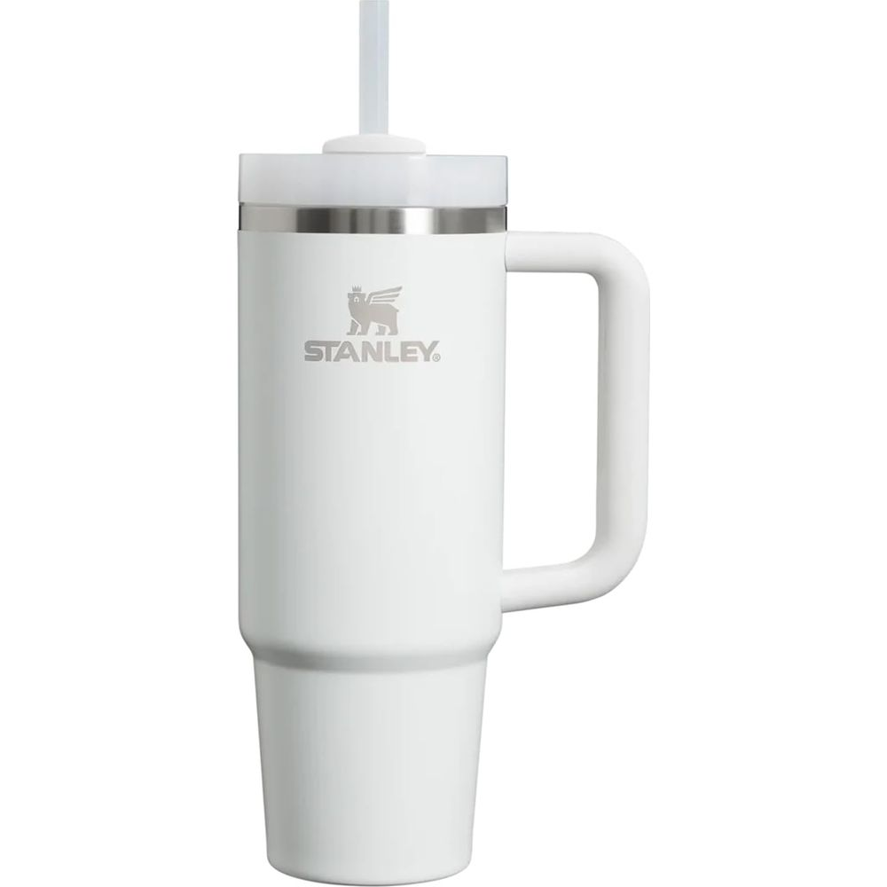 Weiße Stanley-Tasse mit Griff und Strohhalm.