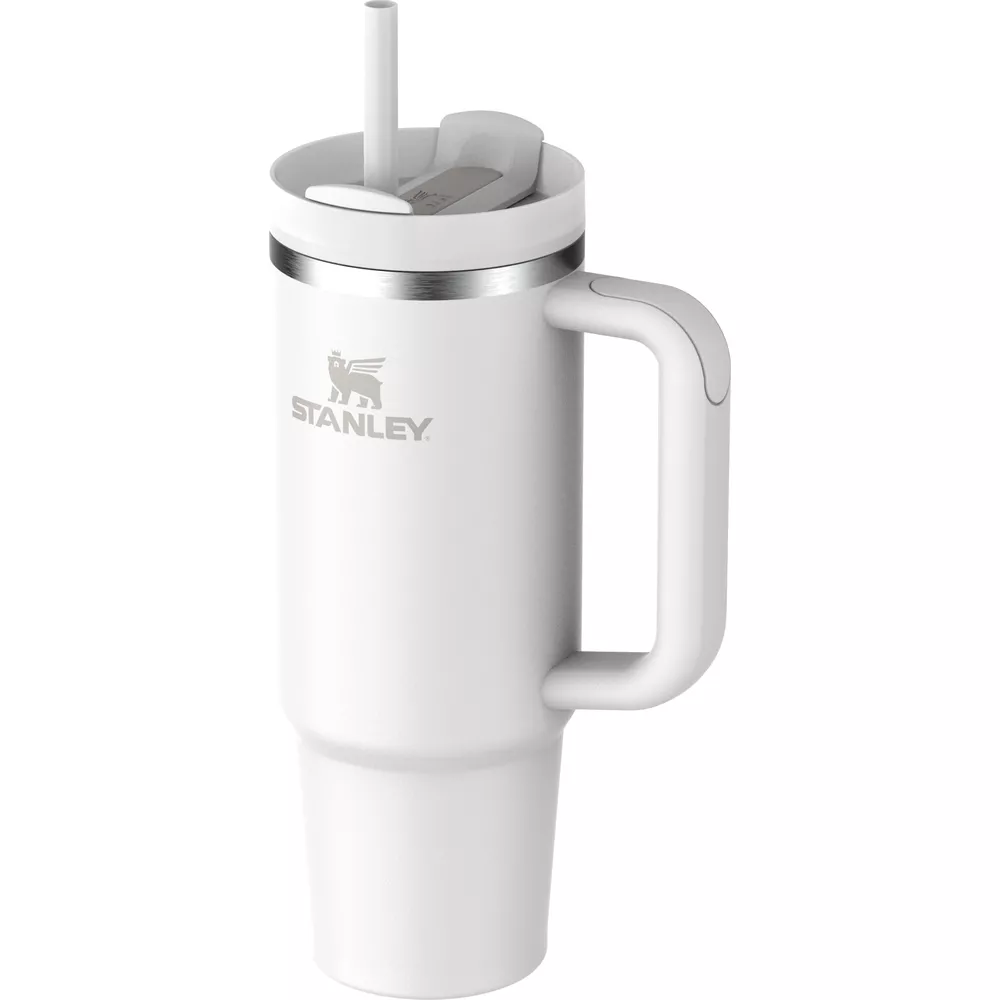 Ein weißer Stanley Becher mit Henkel und Strohhalm, auf weißem Hintergrund.