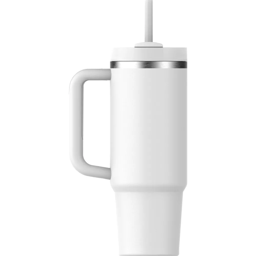 Weiße Tasse mit Griff und Strohhalm, isoliert auf weißem Hintergrund.